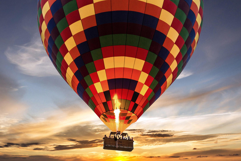 Capadócia: Voo de balão de ar quente ao nascer do solCapadócia: Voo em Balão de Ar Quente ao Nascer do Sol