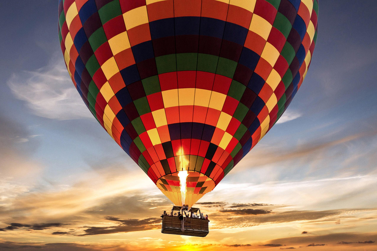 Capadócia: Voo de balão de ar quente ao nascer do solCapadócia: Voo em Balão de Ar Quente ao Nascer do Sol