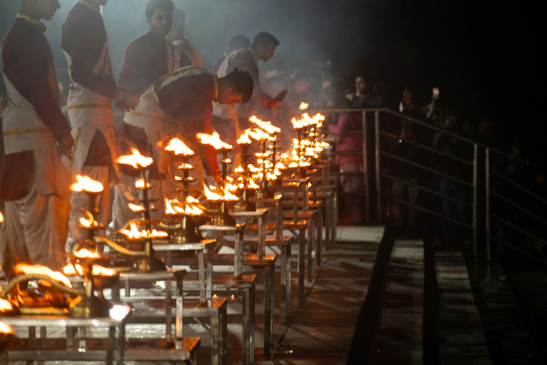 Båtresa i solnedgång med Aaarti-ceremoni på kvällen varanasiGanga Arati med båtresa i solnedgången Varanasi