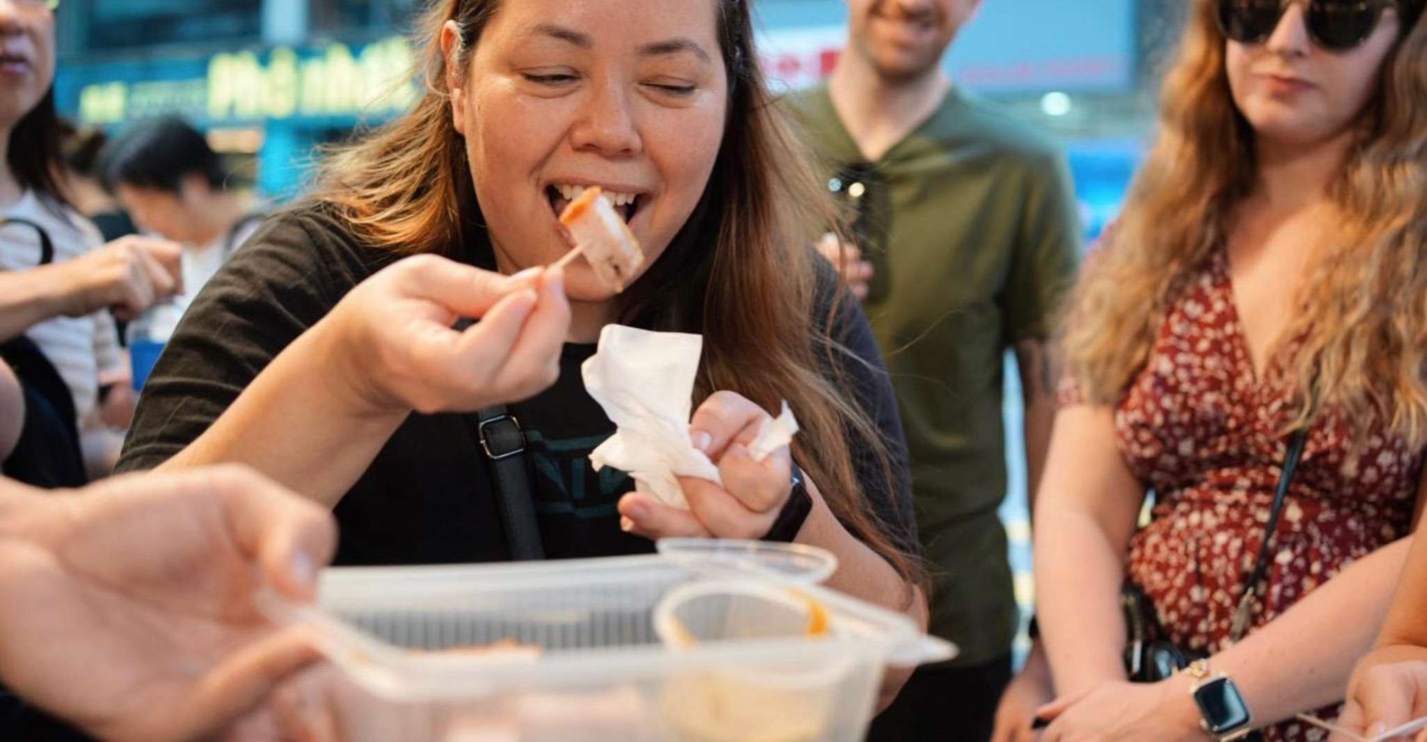 Hong Kong: Street Food Tour with Locals - Dim Sum and Wonton