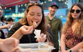 Hong Kong: Street Food Tasting Tour in Old Town Central