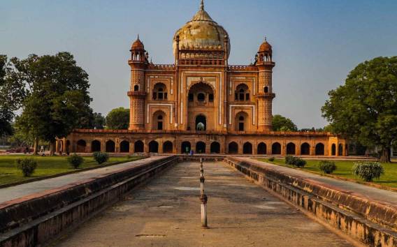 Erlebe eine 2-stündige geführte spirituelle Wanderung durch Delhi