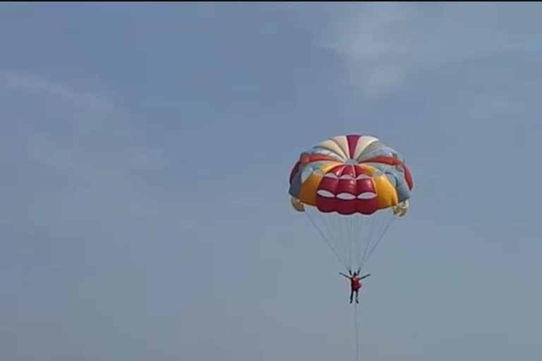 Doha: avventura in parasailing sul Golfo Persico