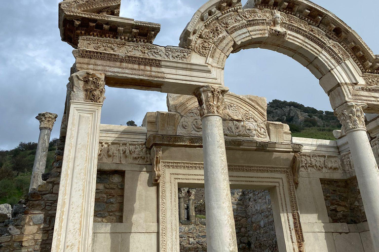 Au départ de Kusadasi : Éphèse, maisons en terrasse et temple d'ArtémisVisite privée à prix spécial pour les groupes de plus de 5 personnes.