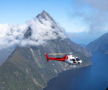 Queenstown: Cruzeiro guiado por Milford Sound e passeio de helicóptero pelos Alpes