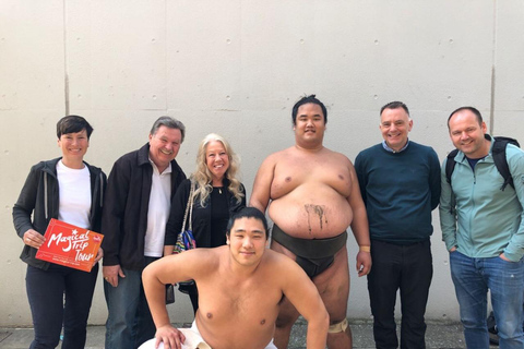 Tokio: Entrenamiento matinal de sumo con asientos junto al ring