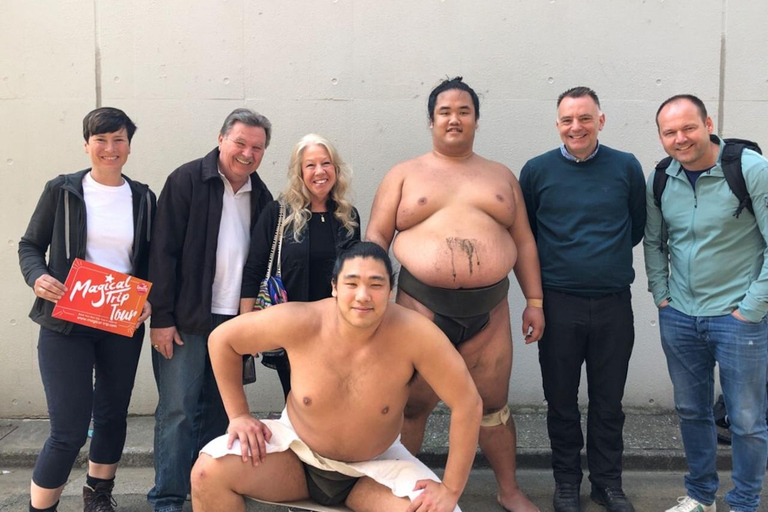 Tokio: Entrenamiento matinal de sumo con asientos junto al ring