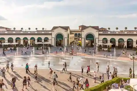Milano: Tour privato dell'Outlet di Serravalle con trasferimento