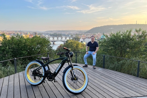 Praga Histórica y Puntos de Vista Recorrido en Grupo en Retro E-Bike