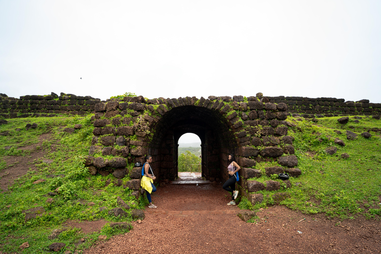 Goa: Vagator Village E-Bike Tour with Chapora Fort Sunset