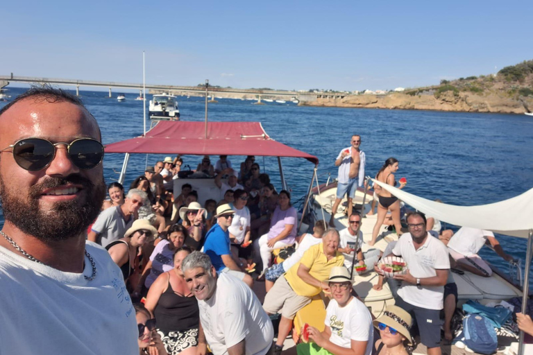 Procida : Excursion en bateau privé avec vue sur la mer et plongée en apnéeProcida Vue sur la mer