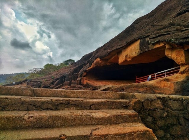 Mumbai: Private Tour of Kanheri Buddhist Caves in an AC Car