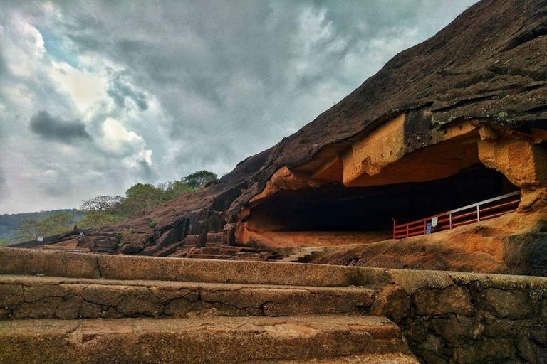 Visite privée des grottes bouddhiques de Kanheri en véhicule climatisé