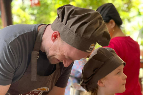 Hue City: cyclo, markttour en kookles bij Madam ThuTraditionele kookles (geen marktbezoek, geen ophalen)