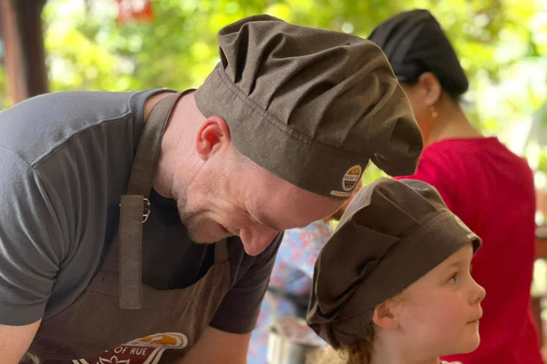 Hue City: cyclo, markttour en kookles bij Madam ThuTraditionele kookles (geen marktbezoek, geen ophalen)