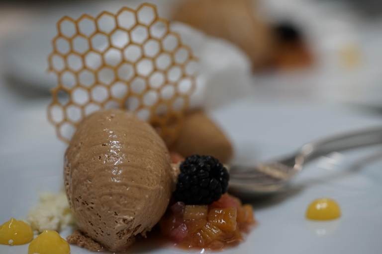 عشاء رومانسي على ضوء الشموع مع كريمون، 5 أطباق مع النبيذتناول الطعام