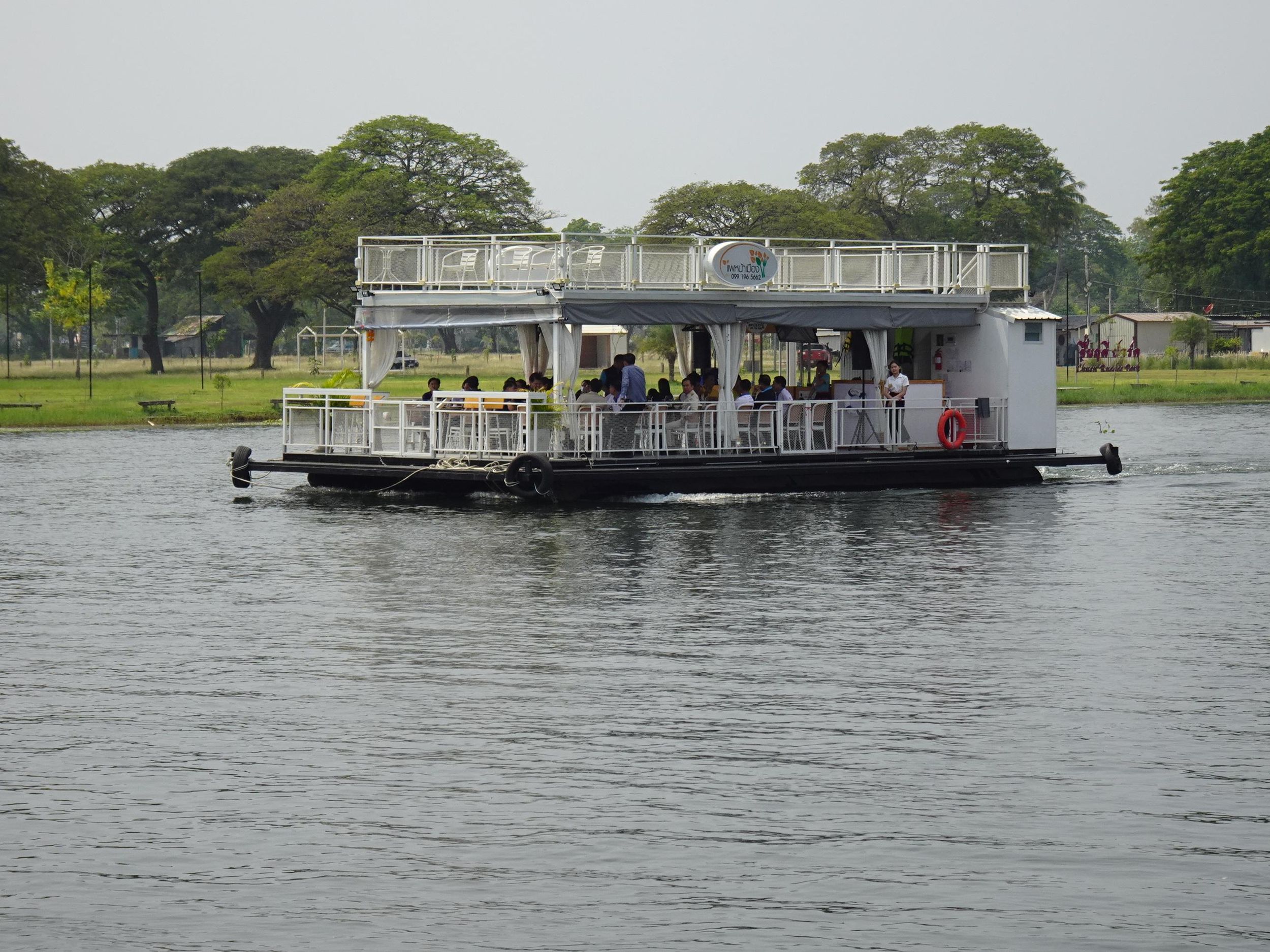 Kanchanaburi: Private Bootsfahrt auf dem Fluss Kwai mit Speisen & Getränken