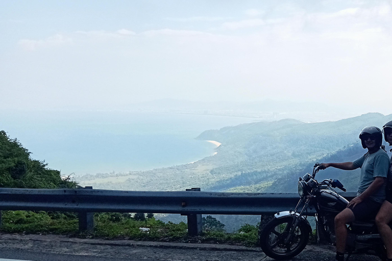 HAI VAN PASS RONDRIT OP DE MOTOR VANUIT HOI AN/ DA NANG