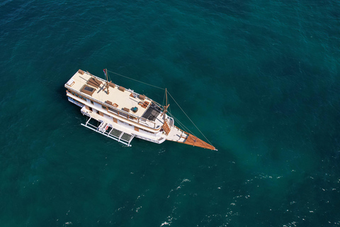 Labuan Bajo: 3-Day Komodo Island Cruise & LandTour, 15 Stops Superior Boat Sharing Room + Overland, Park Fee Excl.