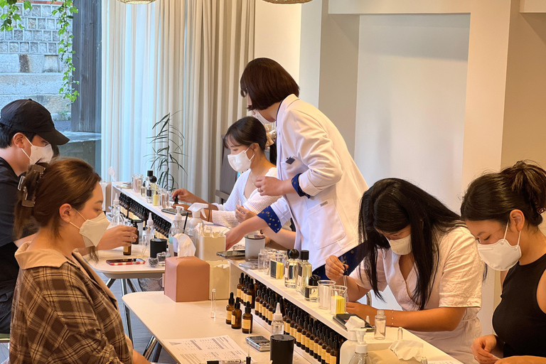 Seoul: Crea il tuo profumo naturale con un profumiere&quot;.