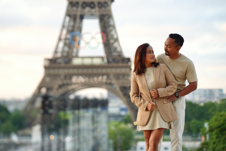 Paris: Photoshoot by the Eiffel Tower, BEST PRICE AND VALUE 15-Min Day Session – (5 Edited Photos)