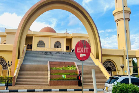 Kampala: Guided Walking Tour with Local Food Buffet