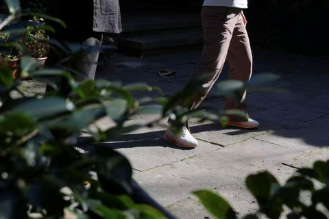 Hangzhou: Tai Chi Class and Ancient Streets Walking Tour