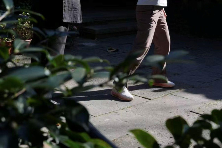 Hangzhou: Tai Chi Class and Ancient Streets Walking Tour