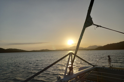 Panama City: Sunset Panama Bay Catamaran Tour with Open Bar