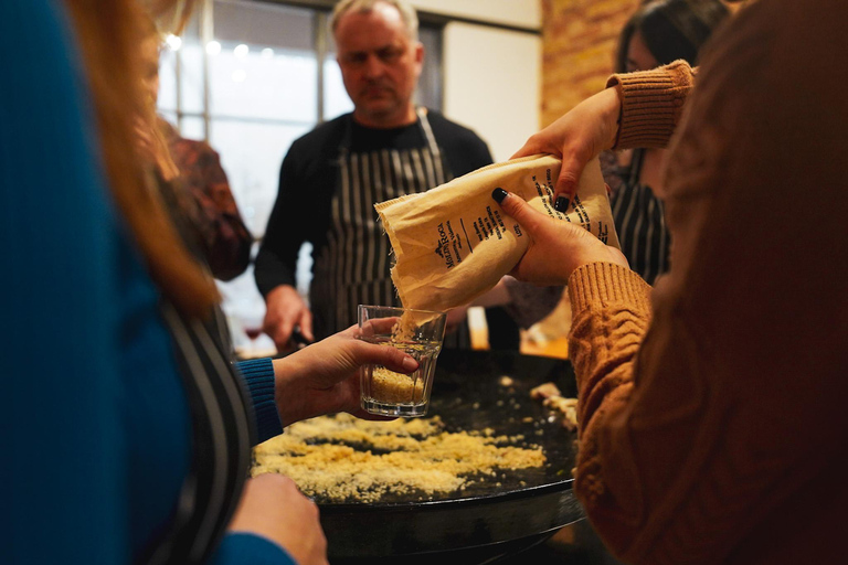 Barcelona: Clase de cocina de paella de marisco y mercado de la Boquería