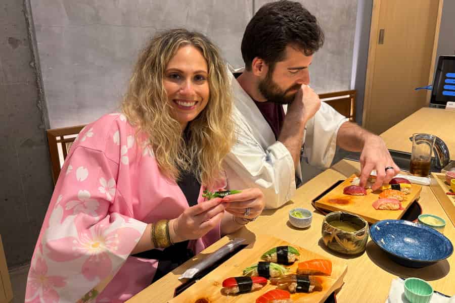 Tokio: Sushi-Kochkurs im Happi-Mantel in der Nähe einer berühmten Sehenswürdigkeit. Foto: GetYourGuide Tokio: Sushi-Kochkurs im Happi-Mantel in der Nähe einer berühmten Sehenswürdigkeit. Foto: GetYourGuide