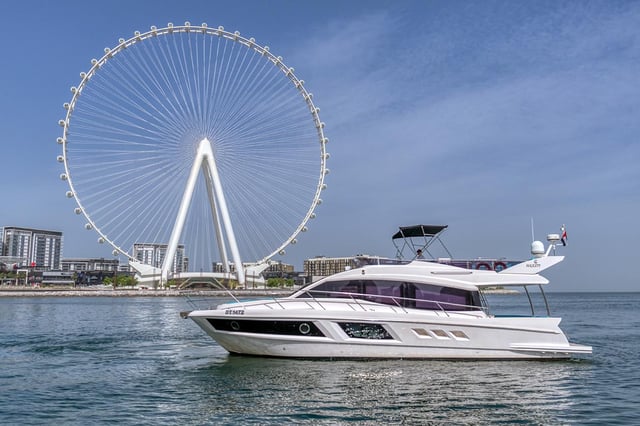 Dubai: 2-stündige private Jachtfahrt um das Burj Al Arab