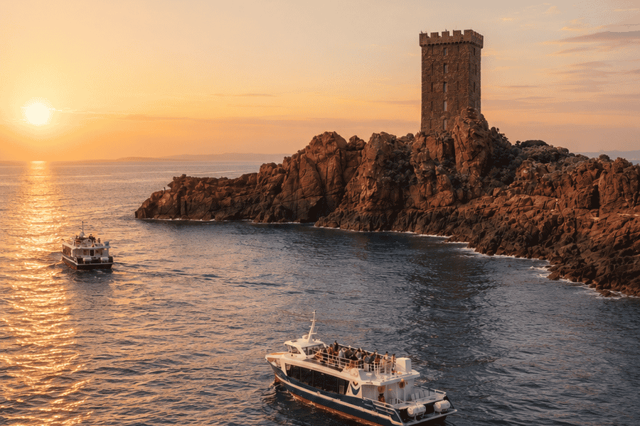Saint-Raphaël: Bootsfahrt bei Sonnenuntergang in den Calanques de l'Estérel. Foto: GetYourGuide Saint-Raphaël: Bootsfahrt bei Sonnenuntergang in den Calanques de l'Estérel. Foto: GetYourGuide