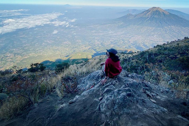 Monte Sumbing: un'epica avventura di trekking e campeggioSumbing: escursione di 1 giorno con NepalVanJAVA / pernottamento con Garung