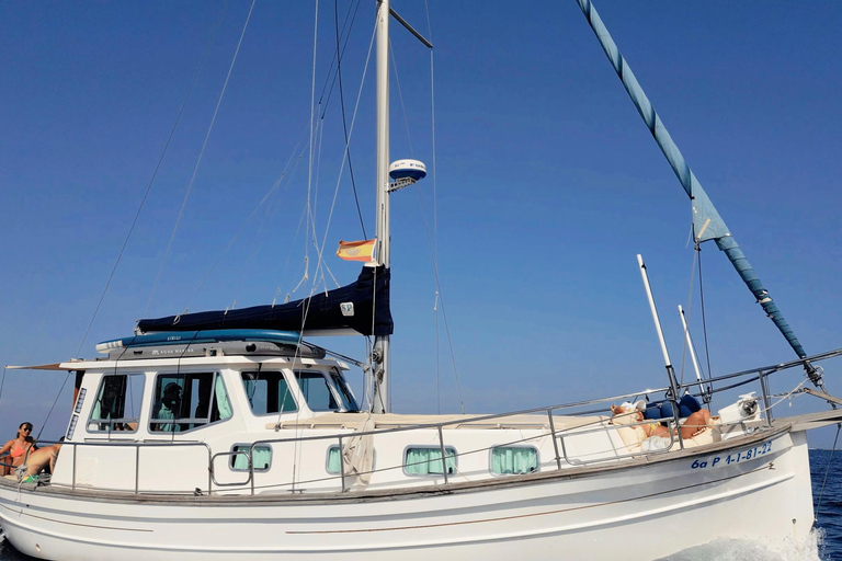 Palma: Private Classic Mallorcan Boat Tou Palma Bay: Cruise to Sea Caves or Calas with tapas & drinks