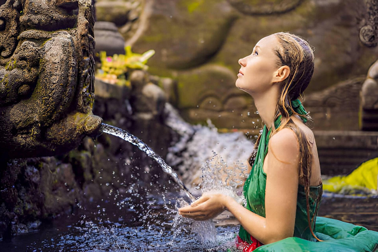 Ubud: rituale di purificazione balinese e workshopRituale di purificazione Melukat al tempio Tirta Empul