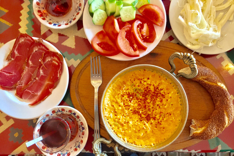 Istanbul: Taste of Turkey with Europe & Asia by Ferry Tour en Español