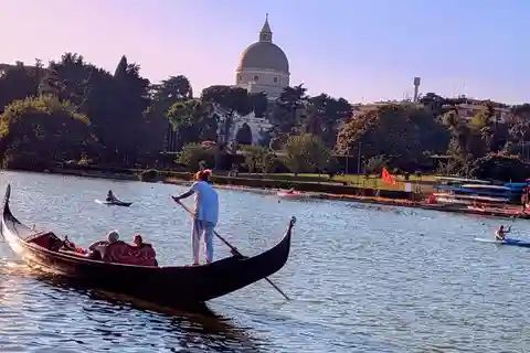 Roma: L'unico e solo tour in gondola sul lago di Roma!