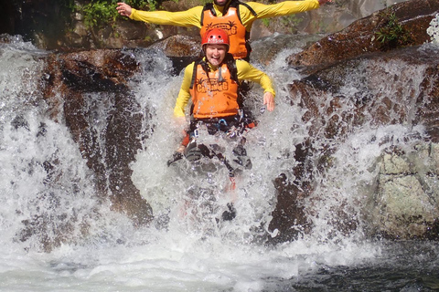 Cairns: Tour d&#039;avventura Crystals &amp; Behana - Canyoning a CairnsEsperienza nella foresta pluviale delle cascate di Cairns Giornata intera avanzata