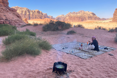 Wadi Rum: tour de medio día en jeep con guía beduino