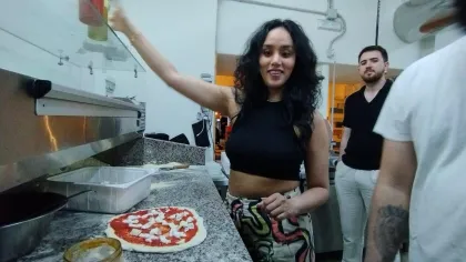 Neapel: Pizzabackkurs mit neapolitanischem Koch und Getränk