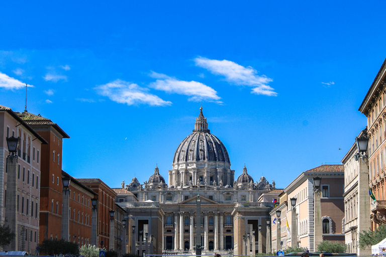 St. Peter's Basilica: Guided Tour with Priority access St. Peter's Basilica French Guided Tour
