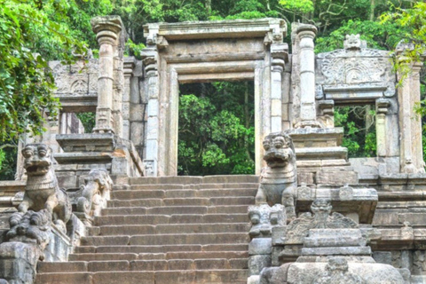 Colombo: Yapahuwa Rock Fortress and Kurunegala Day Trip