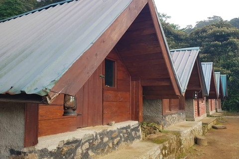 纳克尔斯峰探险和希洛亚村露营 2 日游