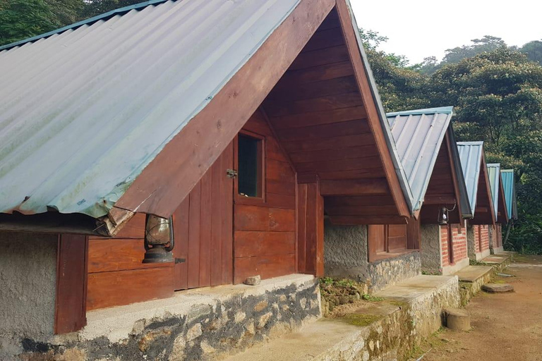 纳克尔斯峰探险和希洛亚村露营 2 日游