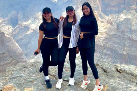 Muscat: Jebel Shams Balcony Walk & Wadi Nakhr Shared Tour