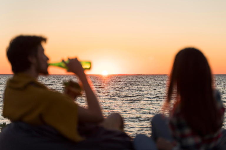 Lisbona: Chillout al tramonto in catamarano con open bar e musicaCrociera in catamarano al tramonto di Lisbona con drink di benvenuto