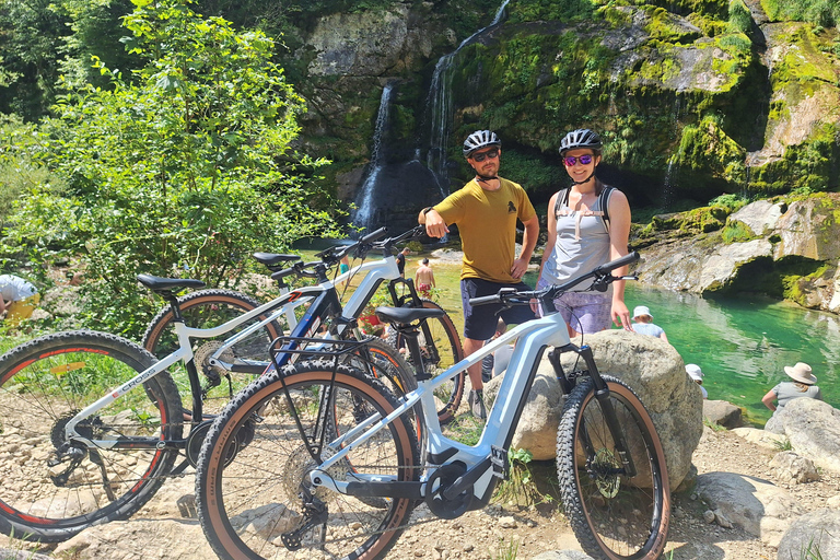 Passeio de bicicleta até Virje e à cascata de Boka