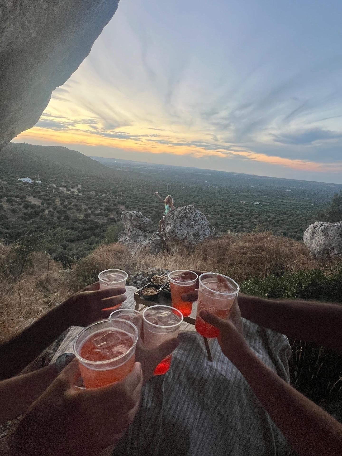 Ostuni: Geführte Tour bei Sonnenuntergang in den Hügeln mit Aperitif