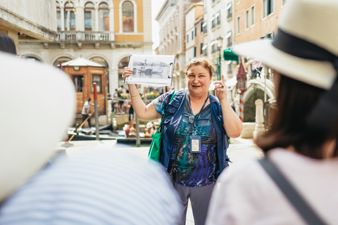 Venezia: Giro in gondola sul Canal Grande con commento dell&#039;appPosti a sedere casuali: giro in gondola condiviso (30 minuti in gondola)